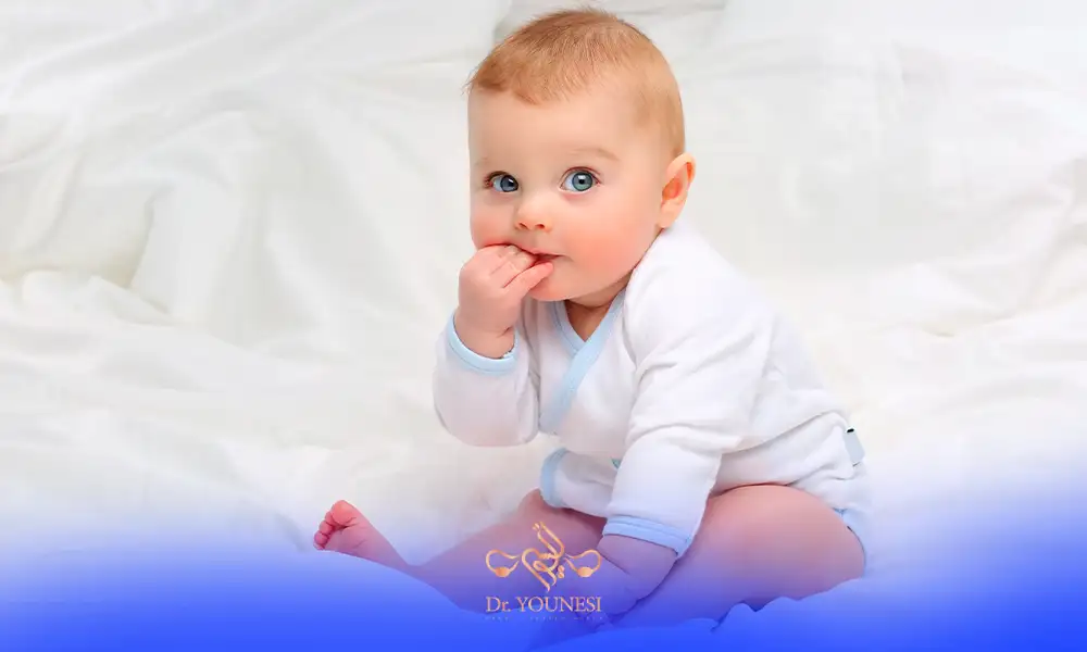 نوزاد نشسته با چشم های رنگی | بچه های ای وی اف با طبیعی