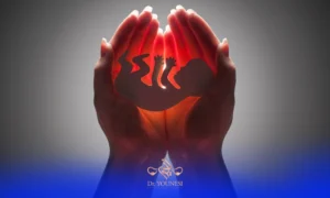 جنین در دستان مادر رو به بالا | سقط جنین