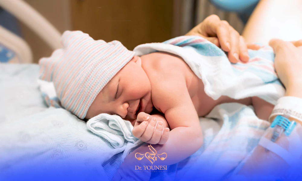 کودک دراز کشیده روی شکم مادر بعد از زایمان سزارین