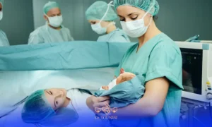 به دنیا آمدن نوزاد به صورت طبیعی در آغوش پرستار | رابطه بعد از زایمان