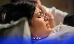 خانمی یا صورت عرق و تحت فشار در حال زایمان آی وی اف