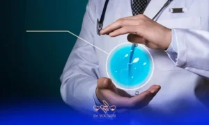 پزشک درمان ناباروری مردان که اسپرم ها در دستان خود دارد.