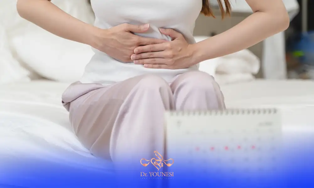 خانمی با درد دل پریودی و تقویمی ک قتعدگی را نشان می دهد.