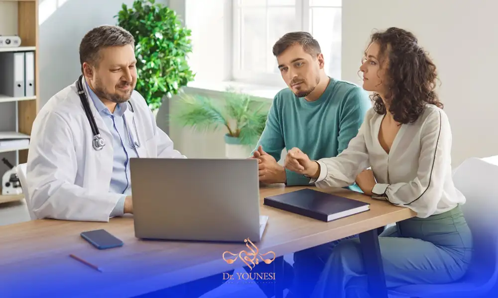 نشان دادن جواب آزمایش ژنتیم داخل لپ تاپ به زن و شوهری که برای مشاوره ژنتیک قبل از بارداری حضور پیدا کرده بودند.