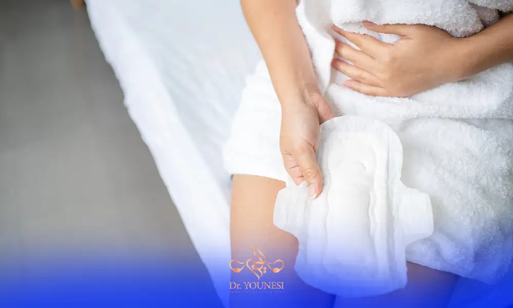 خانمی با پد پریودی در دست و پریودی نامنظم