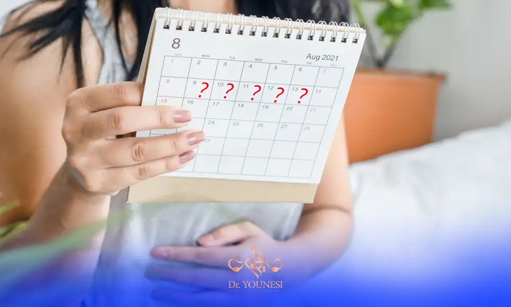 خانمی در حال نگاه کردن به تقویم برای زمان پریودی خود