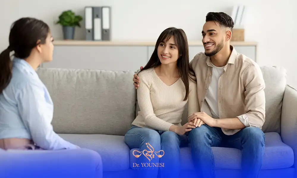 خوشحالی زوج جوان بعد از مشاوره ژنتیک قبل از بارداری