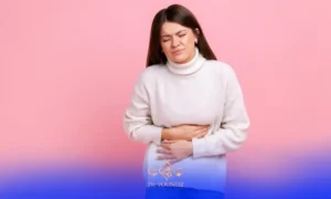 خانمی که علائم بارداری، دل درد و دل پیچه دارد.