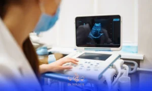 پزشک در حال انجام سونوگرافی